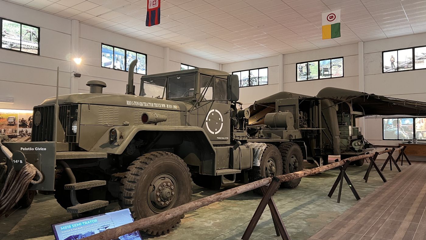 Caminhões militares expostos no pavilhão do acervo