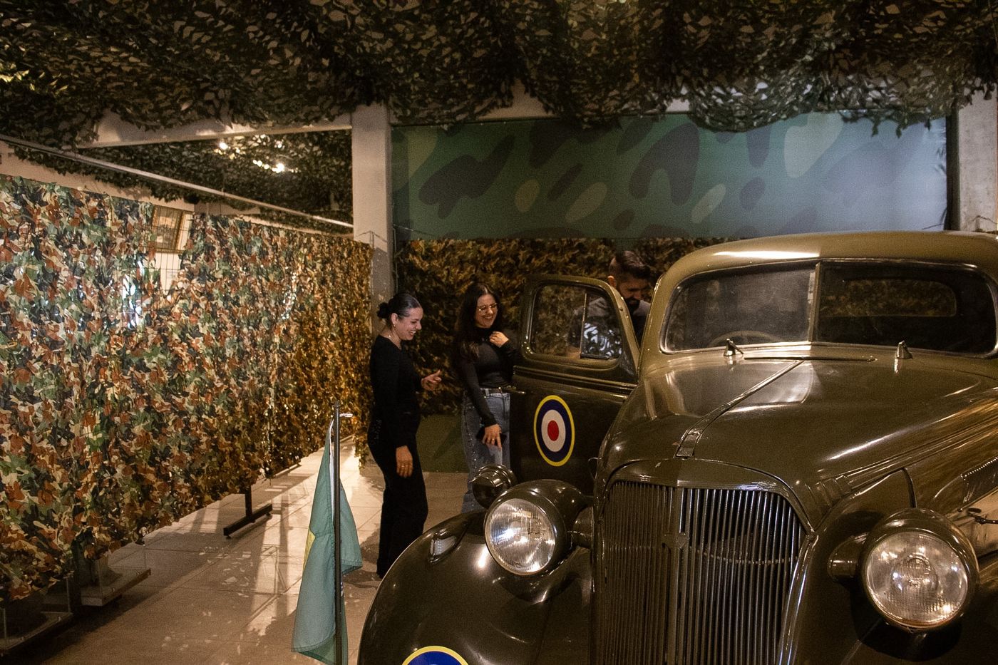 Visitantes observando a viatura histórica