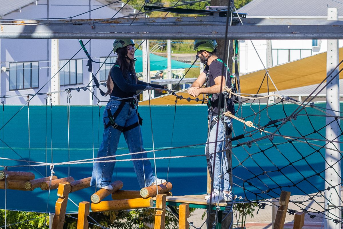 Dois visitantes no percurso do Arvorismo Tático