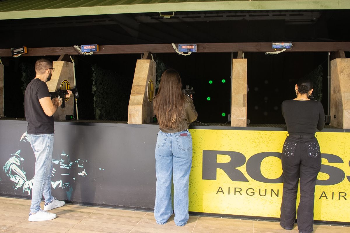 Visitantes nas baias do Estande de Tiro Rossi